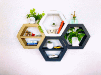 素朴で温かみのあるハニカムシェルフ